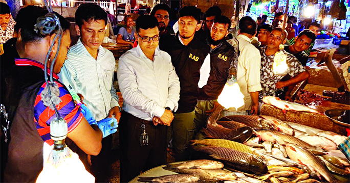 RAB-2 conducting drive against formalin-mixed fishes at the Mohammadpur Town Hall Market on Saturday.