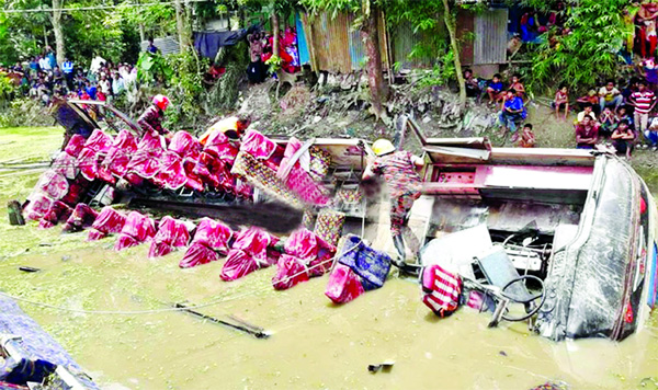 Three people were killed and 20 others injured while a passenger bus overturned on Ramganj road at Chatkhil in Noakhali on Wednesday.