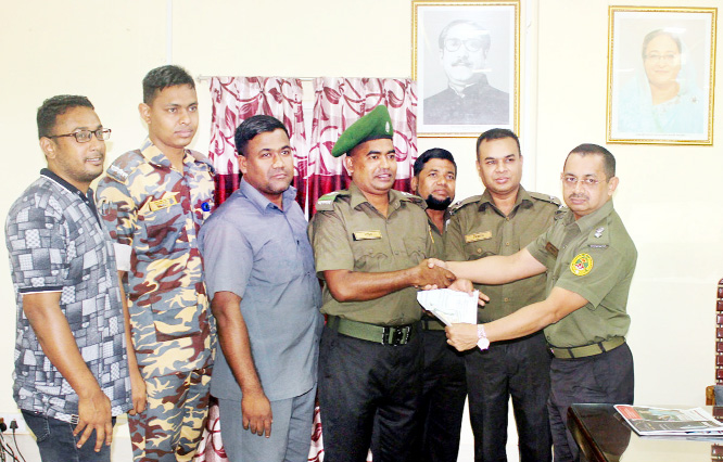 SYLHET : Md Fakrul Alam, District Commandant , Ansar and VDP distributing prize money and certificate to fire hero Md Nasin Uddin, Ansar Commander for his outstanding contributions in extinguishing fire at Sylhet MAG Osmani Medical College and Hosp