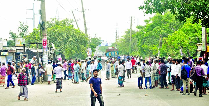 Jute mill workers take to street blocking the road at Demra Staff Quarter demanding payment of their arrears and implementation of 9-point demands on Thursday.