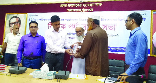 PATUAKHALI: Deputy Commissioner Md Matiul Islam Chowdhury distributing mobile phones and SIM cards among Union Parishad secretaries at a meeting at his office yesterday.
