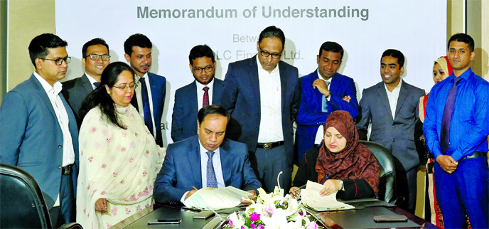 Uzma Chowdhury, Director (Corporate Finance) of PRAN-RFL Group and Jamal Uddin, Deputy Managing Director, IDLC Finance Limited, sign an agreement at IDLC head office on Wednesday. Under this deal, IDLC will provide loan to the customers of Easy Build.