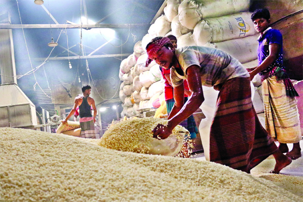 Unscrupulous traders were seen busy to mix urea and other chemicals for making puffed rice white to earn maximum profits during Ramzan. This photo was taken from Jinjira, outskirts of the city on Friday.