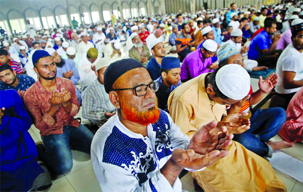 Huge devotees offering munajat on the first Friday of holy month of Ramzan at the Baitul Mukarram National Mosque.
