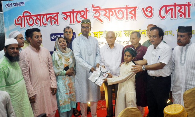 Md Mahabubur Rahamn, Commissioner, Chattogram Metropolitan Police distributing iftar items among the orphans at Dampara Police Line organized by Chattopgram Community Police on Wednesday.