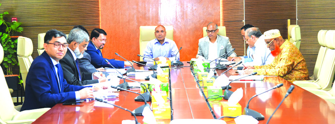 Amir Uddin PPM, Chairman of Audit Committee of Al-Arafah Islami Bank Limited, presiding over its 186th meeting at the Bank's head office on Sunday. Members of the Committee Md. Abdus Salam, Abdul Malek Molla, Niaz Ahmed, Khalid Rahim, Managing Director F