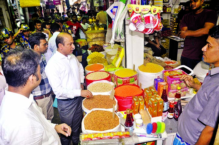 A mobile court of market monitoring cell of the Commerce Ministry visited a shop in the city's Kaptan Bazar on Monday with a view to resisting price hike of different commodities.