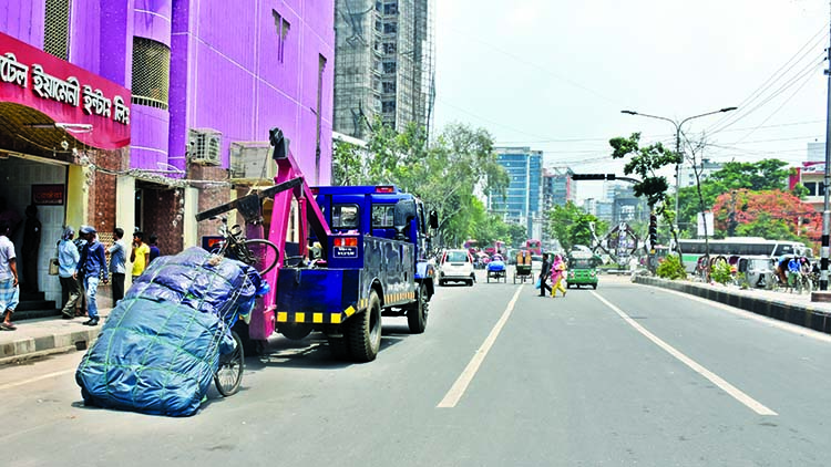 Footpaths along city's Peer Yameni Market being cleared of make-shift shops by the authorities using police wrecker on Monday.