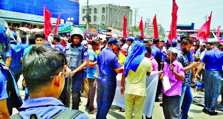 Workers of Paradise Cable Industries put barricade on Dhaka-Narayanganj Link Road in Shibu Market demanding for payment of outstanding salaries for five months.