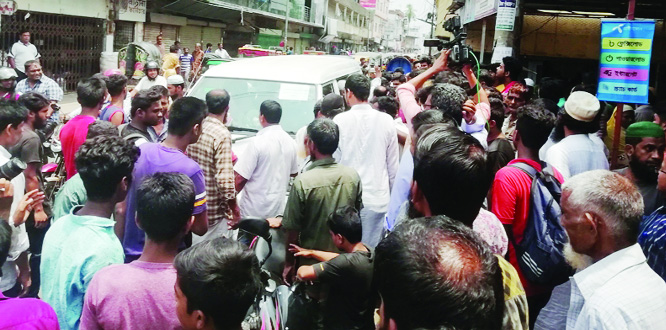 BARISHAL: Agitated businessmen at Bangla Bazaar area in Barishal city blocked mobile court hampering it operation for preventing adulterationon Tuesday noon.