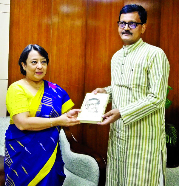State Minister for Shipping Khalid Mahmud Chowdhury presenting a book titled 'Bangabandhu's Unfinished Auto-biography' to Indian High Commissioner to Bangladesh Riva Ganguli Das at the Shipping Ministry on Thursday after holding a discussion about intr