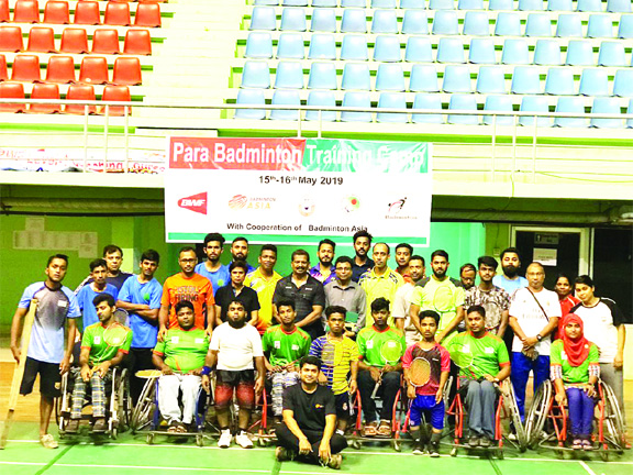 The participants of the Para-Badminton Training Camp with Badminton Asia Development Officers Sambenthen Sivaperumal, Nikhil Chandra Dhar, President of Bangladesh Para-Badminton Federation Anayet Ulla Khan, General Secretary of National Paralympic Committ