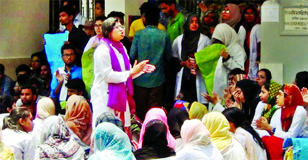 MMC students begin a sit-in protest on the campus in front of female hostel on Thursday, demanding punishment against sexual harassment of their fellow by a miscreant.