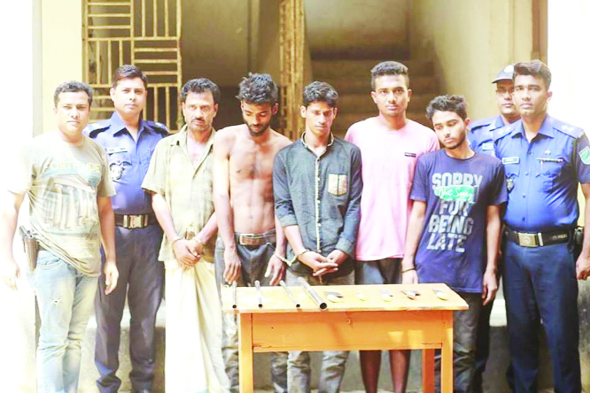 SONARGAON (Narayanganj): Sonargaon police led by OC Moniruzzaman Monir arrested five-member inter-district dacoit gang with arms on Thursday night. They were allegedly preparing for dacoity at Dariqandi area in Sonargaon.