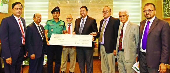 Managing Director Al-Arafah Islami Bank Farman R Chowdhury, handing over a sponsorship cheque for iftar for the traffic police to Tareq Ahmed, Additional Deputy Commissioner of Traffic East Division at the Bank's head office in the city on Thursday. DMD