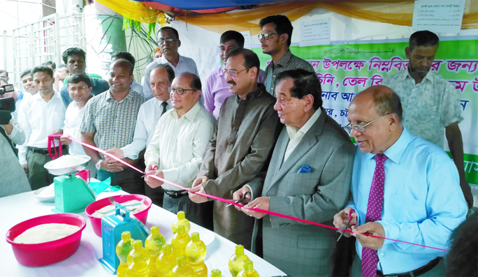 President of Chattogram Metropolitan Chamber of Commerce and Industry Md Khalilur Rahman and CCC Mayor A J M Nasir Uddin inaugurating the fair price shop of essential in front of CMCCI Office in Agrabad Commercial Hub for Ramzan on Thursday.