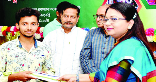 NARSINGDI: Syeda Farhana Kawnine, DC, Narsingdi handing over appointment letters to unemployed youths who got job at the 4th National Development Fair at a function at her office Conference Room organised by District Administration on Thursday .