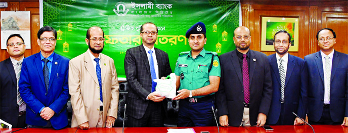 Mohammed Monirul Moula, Managing Director (Current Charge) of Islami Bank Bangladesh Limited, inaugurating the Iftar distribution program for Traffic Police at its head office on Sunday. Tareq Ahmed, Additional Deputy Commissioner of Police, Traffic East