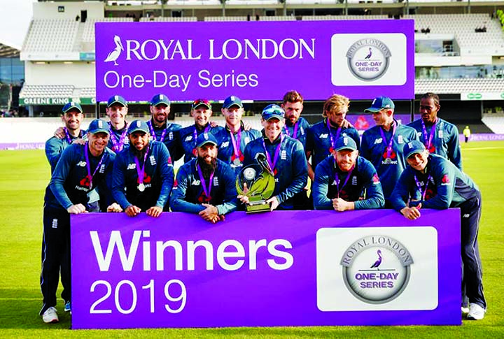 England players pose as they celebrate winning the match with the trophy at Emerald Headingley, Headingley, Britain on Sunday.