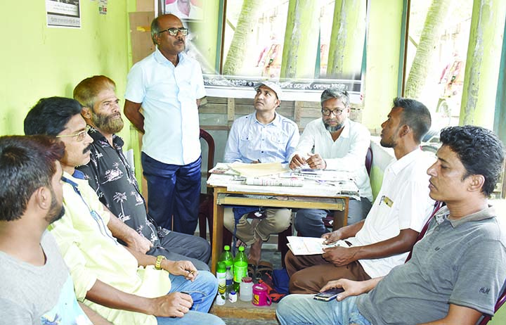 JAMALPUR: Melandah Reporters' Unity arranged a protest meeting on Sunday condemning thrown away of senior journalist of Faridpur Probir Shikder and his family from the area recently.