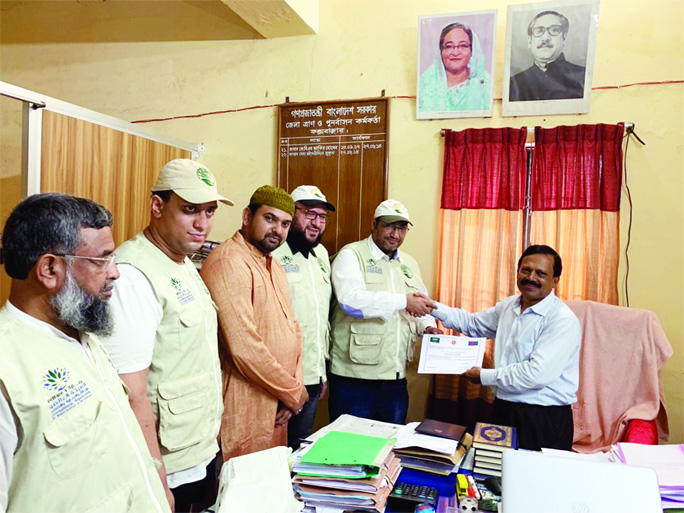 COX'S BAZAR: District Relief and Rehabilitation Officer Md Raisuddin Mukul handing over certificate to the officials of International Organisation for Relief, Welfare and Development (IORWD) after successful distribution of 14,905 food baskets by King