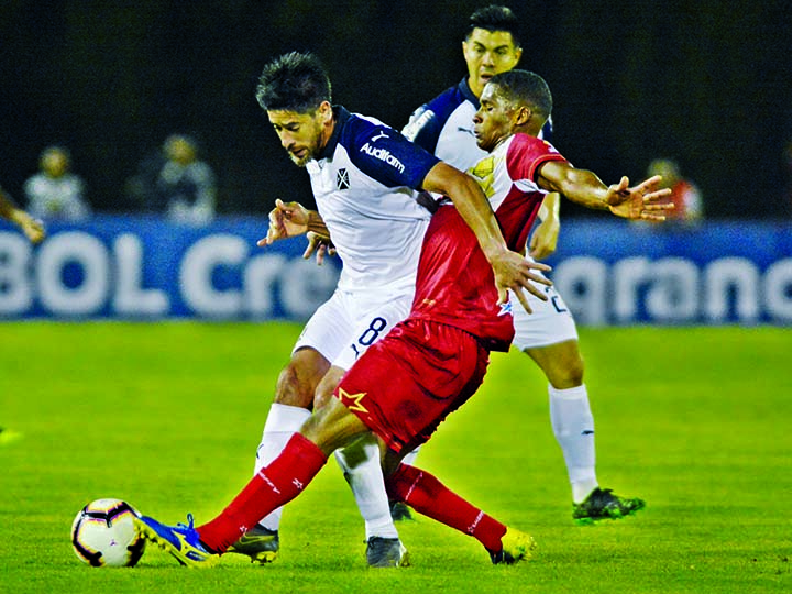 Pablo Perez of Argentina's Independiente (left) and Francisco Rodriguez of Colombia's Rionegro vie for the ball during a Copa Sudamericana second round soccer match in Medellin, Colombia on Tuesday.