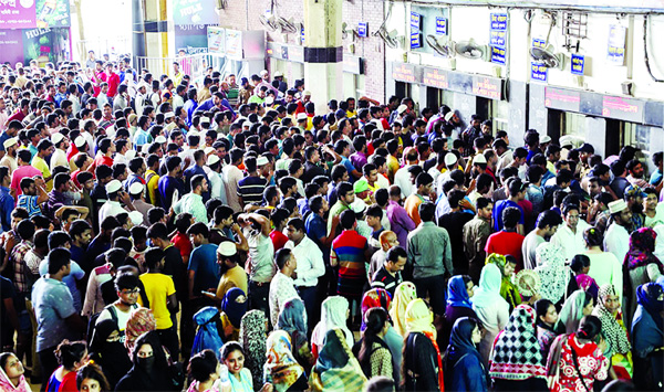 Hundreds of homegoers thronged the Kamalapur Railway Station counters on the 3rd consecutive day on Friday.