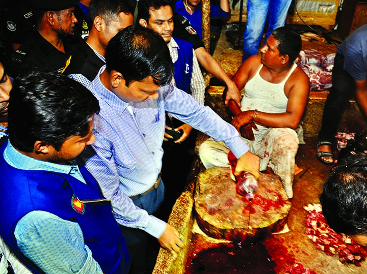 Mobile Court led by a magistrate conducted drive and seized some maunds of rotten meats from the meat shop and realise fine and awarded jail term to the culprits on various terms. This photo was taken from New Market kitchen market on Monday.
