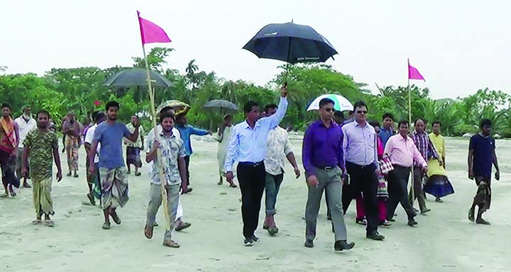 PATUAKHALI: High officilas of Patuakhali District Administratin placed red flag and sighboad after recovering 47 acore of lands on the South side of of Lawkathi River on Monday.