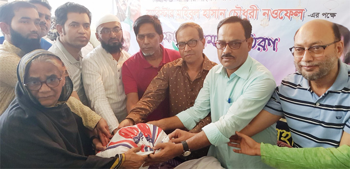 Leaders of Awmi League, Chattogram City Unit distributing Iftar iteams among distressed people at Chakbazar area recently.