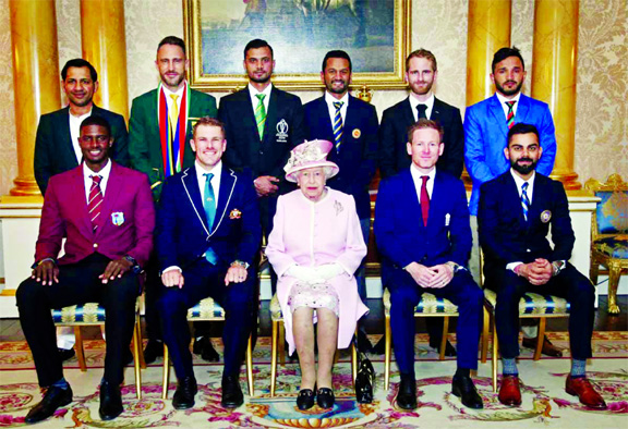 The Captains of the participating teams including Bangladesh's Mashrafe Bin Mortaza (third from left 2nd row) of the ICC World Cup Cricket meet with Queen Elizabeth marking the inaugural ceremony of ICC World Cup Cricket in Buckingham Palace, London on W