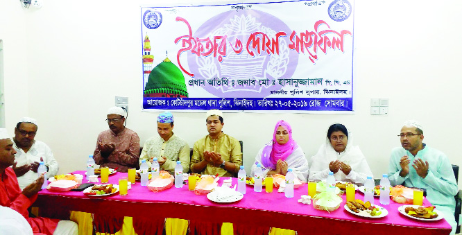 JHENAIDAH: Participants offering Munajat at an Iftar Mahfil organised by Kotchanpur Thana on Tuesday.