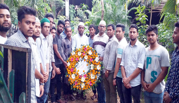 Leaders of Chhatra League, MES College Unit placing wreaths at the grave of Chhatra League leader Belal recently.