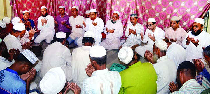 Participants offering munajat at a Milad and Doa Mahfil organised on the occasion of 50th death anniversary of eminent journalist Tafazzal Hossain Manik Mia at Dargahe Hazrat Shajalal Â® Jame Masjid in Sylhet on Saturday.