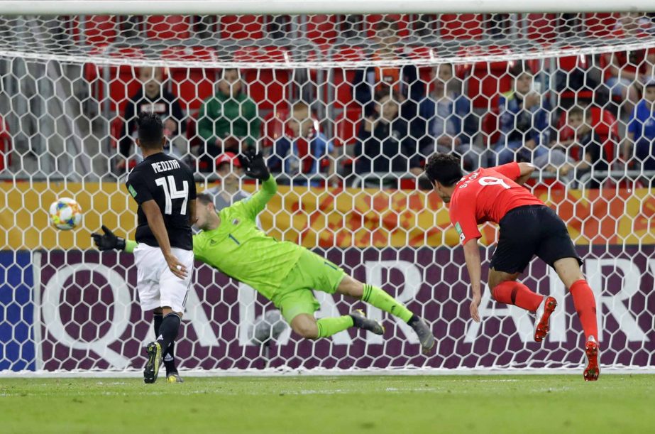 South Korea's Oh Sehun (right) scores his side's opening goal during the Group F U20 World Cup soccer match between Korea Republic and Argentina in Tychy, Poland on Friday.