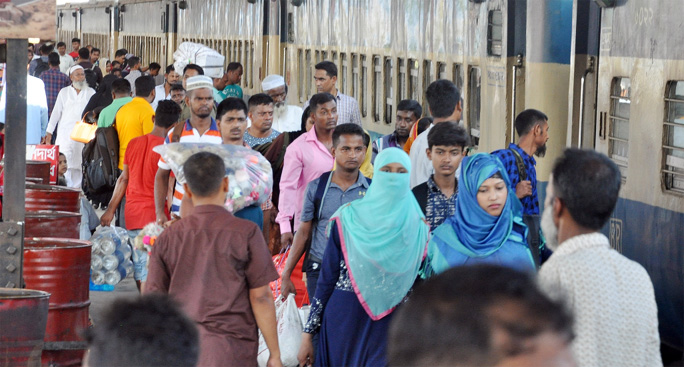 People rushing at Railway Station in Port City to go home to celebrate Eid with their near and dear ones yesterday.