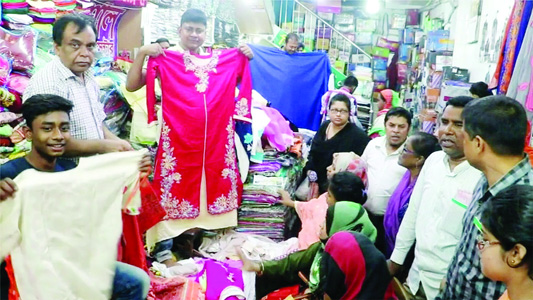 NAOGAON: Buyers and shopkeepers busy in last moment shopping at a market in Naogaon yesterday.
