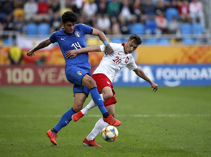 Italy's Raoul Bellanova (left) duels for the ball with Poland's Marcel Zylla during the round of 16 match between Italy and Poland at the U20 World Cup soccer in Gdynia, Poland on Sunday.