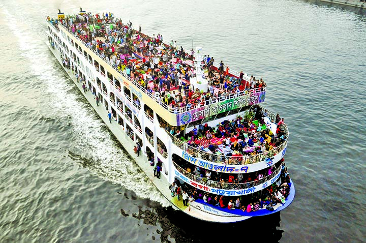 LAUNCHES OVERCROWDED AMID RESTRICTION: Thousands of Eidgoers leaving the capital as enroute to Barishal on the 4th consecutive day by launches, trains, buses to celebrate festival with their near and dear ones at homes. This photo was taken on Monday.