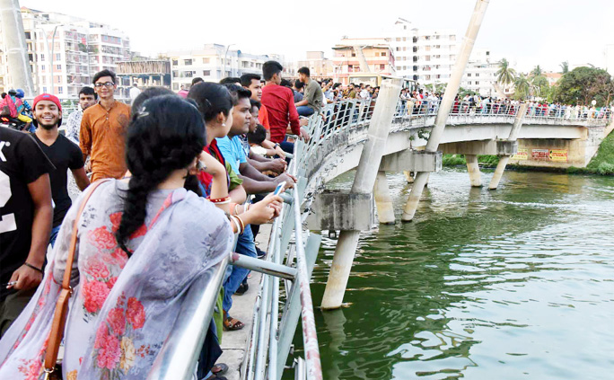 The recreation centers of the city were over crowded during Eid holidays. The snap was taken from the city's Hatirjheel on Thursday.