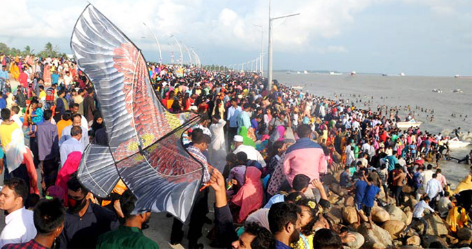 Patenga Sea Beach of Chattogram was overcrowded with the people of different ages during Eid holidays. The snap was taken on Thursday.