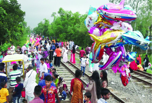 MIRZAPUR (Tangail): People throng at the risky Eid Mela beside Mirzapur Rail Station near Dhaka-Tangail Highway yesterday.