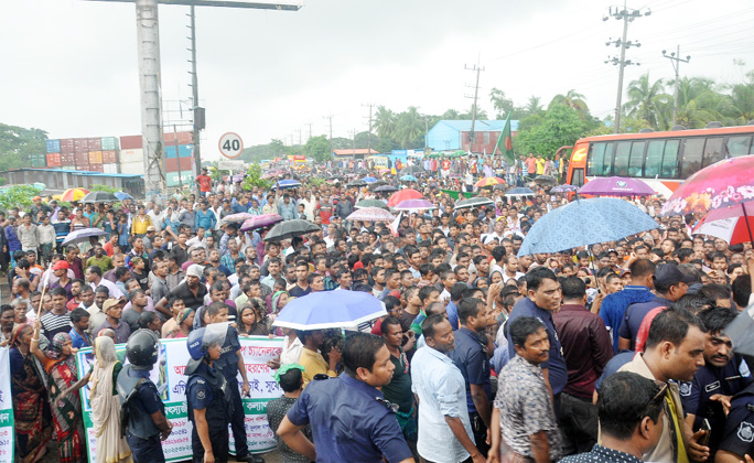 Fishermen blocked Dhaka-Chattogram Highway in Sitakunda Upazila yesterday protesting fishing ban in the Bay.