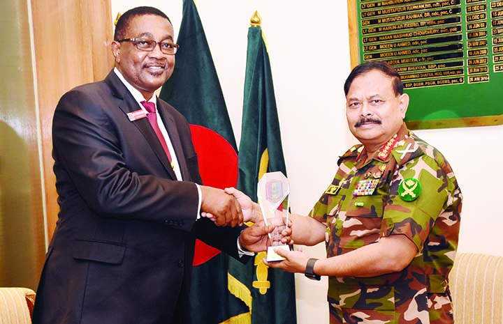 Visiting leader of NDC representatives team of Tanzania Petter Allan Kallaghe presenting a souvenir to the Chief of Army Staff General Aziz Ahmed when the former paid a courtesy call on the latter at the Army Headquarters in the city on Monday. ISPR phot