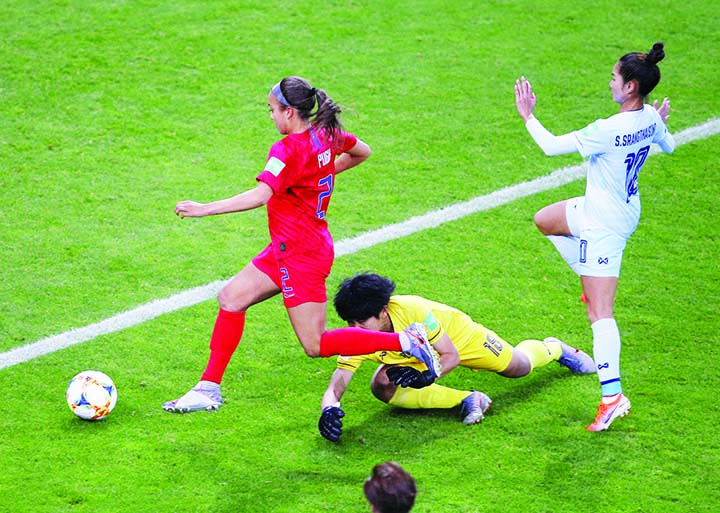 United States' Mallory Pugh (left) takes the ball past Thailand goalkeeper Waraporn Boonsing to score her team's 11th goal during the Women's World Cup Group F soccer match between the United States and Thailand, at the Stade Auguste-Delaune in Reims,