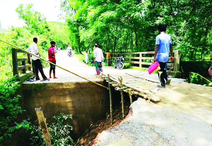 MADHABPUR(Habiganj): Road communication on Teliapara-Harspur Road disrupted due to flood yesterday.