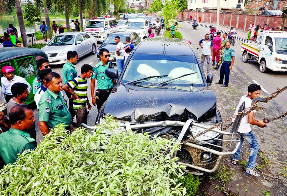 A jeep rammed on a divider due to reckless driving at Hatirjheel project area on Thursday.