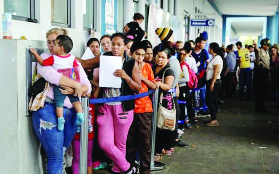 Venezuelans queue at an immigration office in the border town of Tumbes. Internet photo