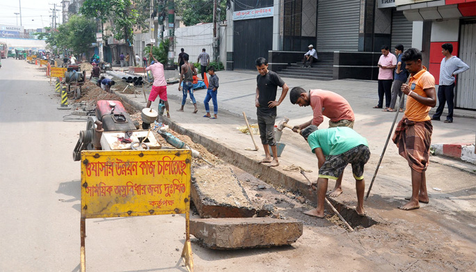 Chattogram city dwellers facing great difficulty as road digging at different parts in Chattogram City is going on. This snap was taken from Sheikh Mujibur Road in Agrabad yesterday.