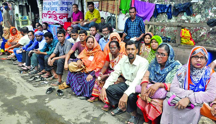 Bangladesh Non-Government Primary Teachers Association staged a sit-in in front of CIRDAP building in the city's Topkhana Road on Tuesday demanding nationalization of excluded non-government primary schools.